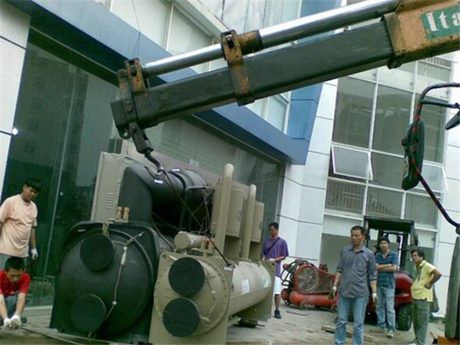 长丰县随车吊和汽车吊的核心区别是什么？哪种更省钱？